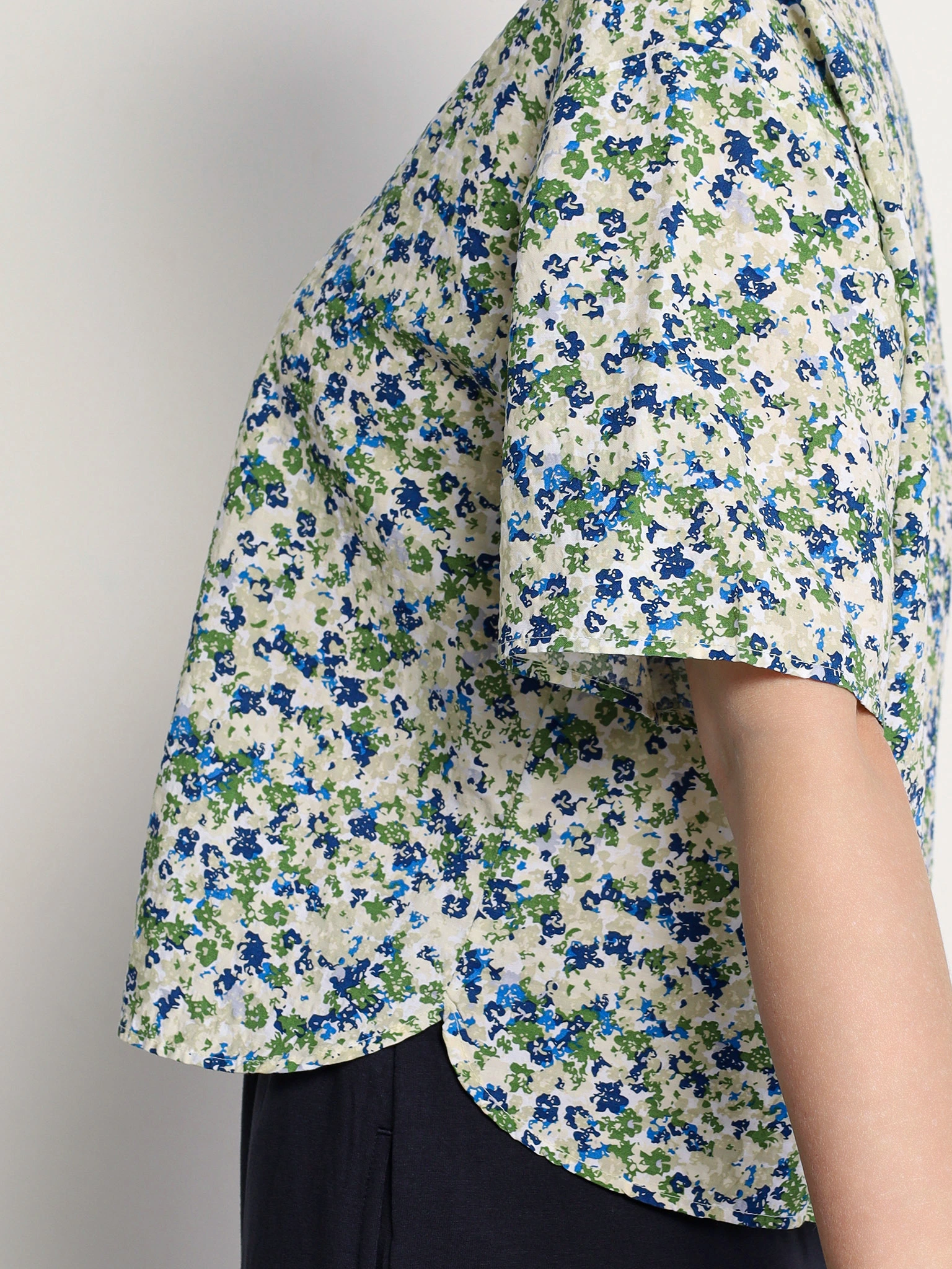 Блуза укороченная с цветочным принтом из смесовой вискозы